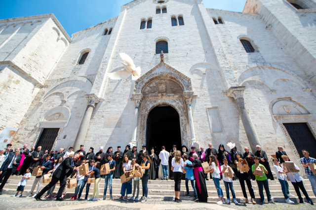 Antoine Mekary | Aleteia Children free a dove as Pope Francis, background center, is flanked by Orthodox patriarchs and Catholic leaders outside the St. Nicholas Basilica on the occasion of a daylong prayer for peace in the Middle East in Bari, southern Italy, Saturday, July 7, 2018.