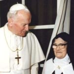Irmã Lúcia com o Papa São João Paulo II / Foto: Santuário de Fátima
