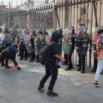Feministas violentas atacam policiais femininas e vandalizam a Catedral Metropolitana do México, em 8 de março de 2020. Crédito: David Ramos / ACI Prensa.