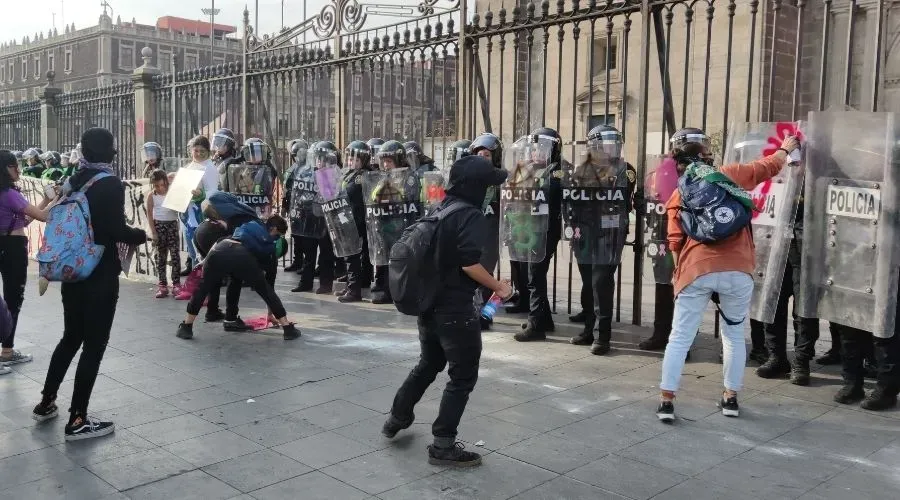 Feministas violentas atacam policiais femininas e vandalizam a Catedral Metropolitana do México, em 8 de março de 2020. Crédito: David Ramos / ACI Prensa.