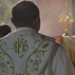 Sacerdote diante da Eucaristia / Foto: Pixabay (Domínio público)