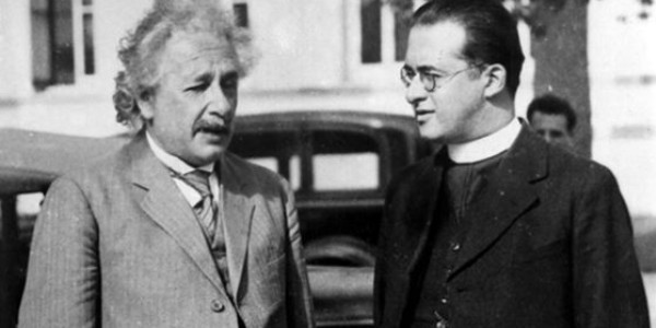 Albert Einstein e Padre Georges Lemaître, Califórnia, 1933 / Domínio público