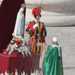Papa Francisco junto à imagem da Virgem de Fátima no Vaticano / Crédito: Lauren Cater (ACI Prensa)