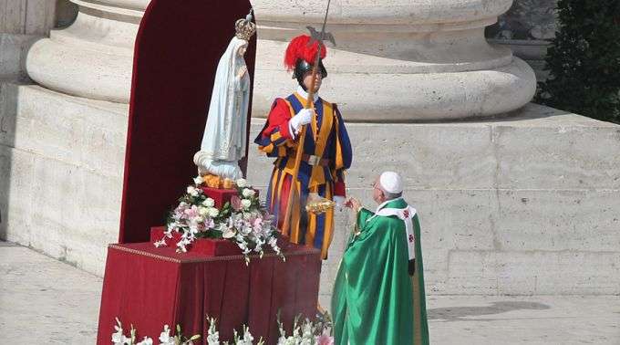 Papa Francisco junto à imagem da Virgem de Fátima no Vaticano / Crédito: Lauren Cater (ACI Prensa)