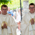 Gérard Raymond, ordinations Saillon Simon (à droite) et Valentin, tout juste ordonnés, s'apprêtent à célébrer l'Eucharistie avec les autres prêtres présents.