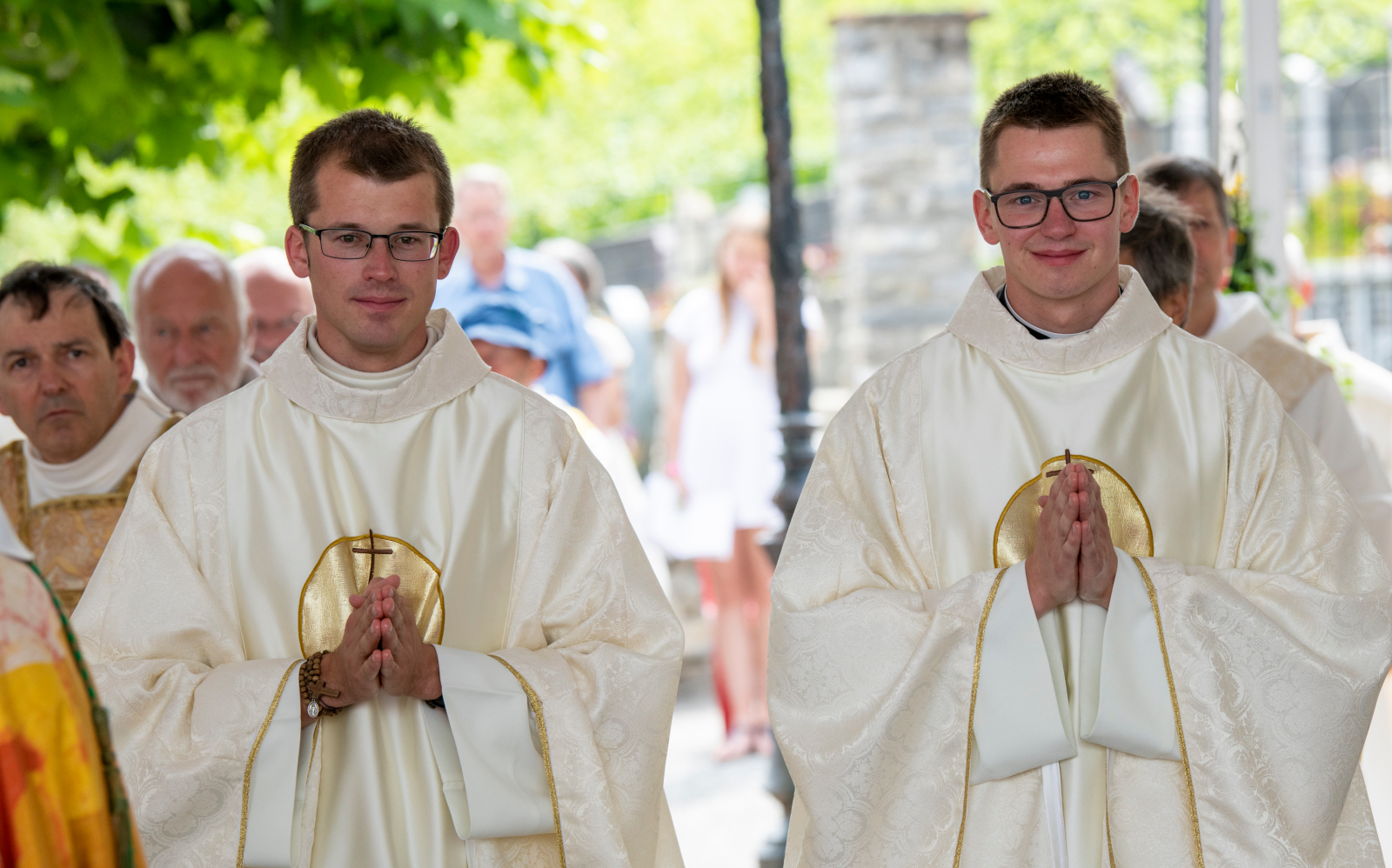 Gérard Raymond, ordinations Saillon Simon (à droite) et Valentin, tout juste ordonnés, s'apprêtent à célébrer l'Eucharistie avec les autres prêtres présents.