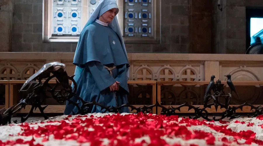 Uma religiosa contempla as pétalas de rosa sobre a pedra da agonia. Crédito: Nadim Asfour (Custódia da Terra Santa)