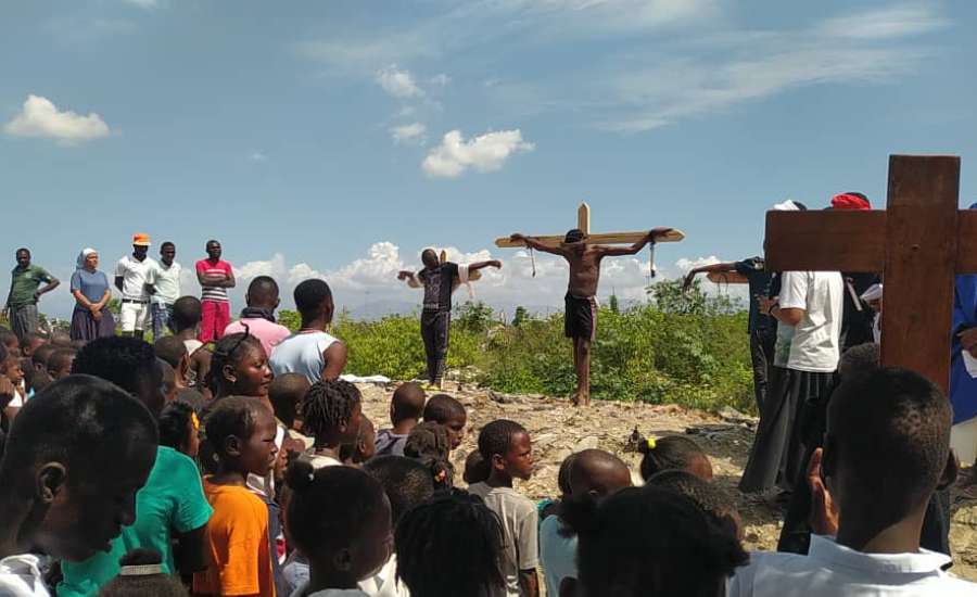 Via Sacra, na Sexta-feira Santa, em meio à população do Haiti / Foto: Missão Belém