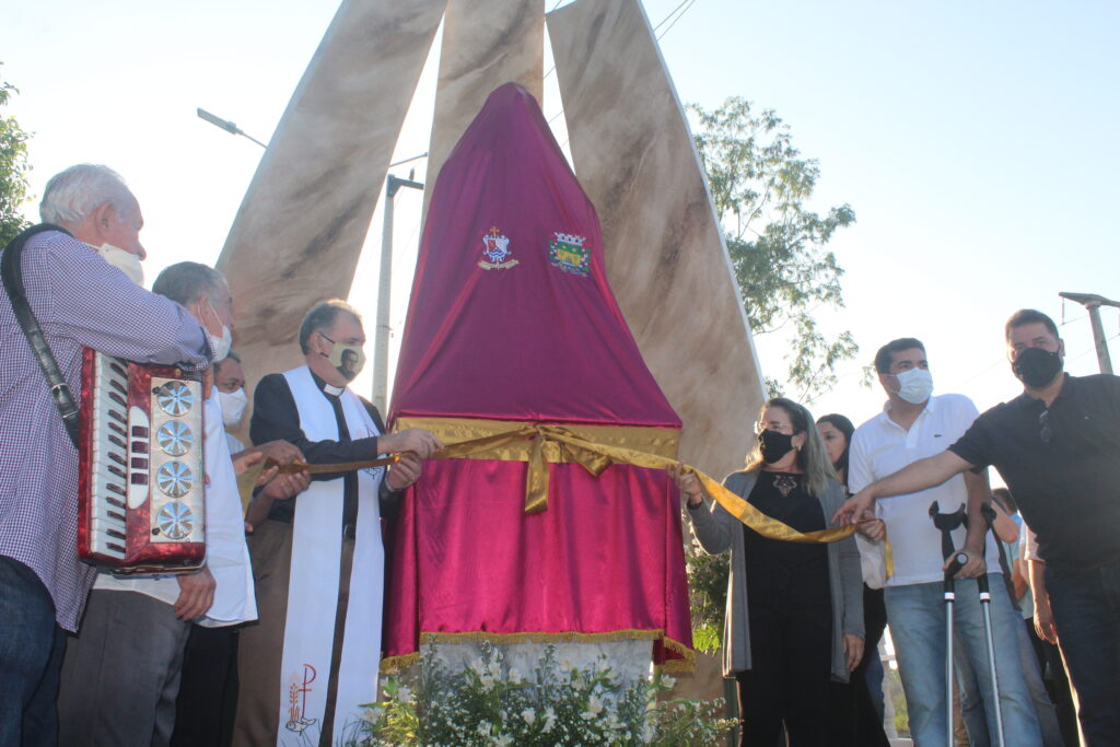 À esquerda, Padre Raimundo Nonato e à direita, Vereadora Iná Osterno, Prefeito Roger Aguiar e Secretário de Obras Alex Silveira.