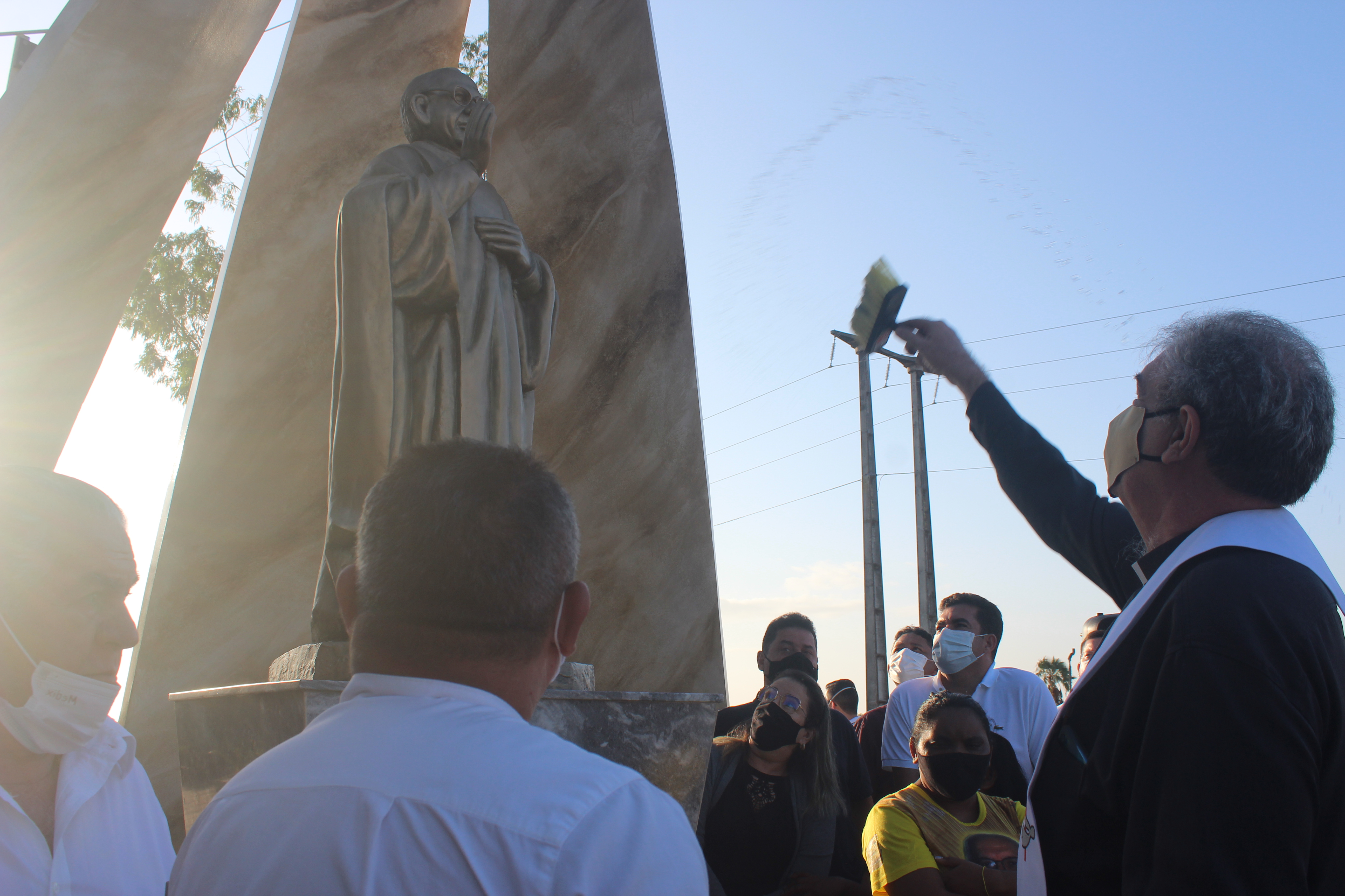 Padre Raimundo Nonato realiza bênção da imagem.