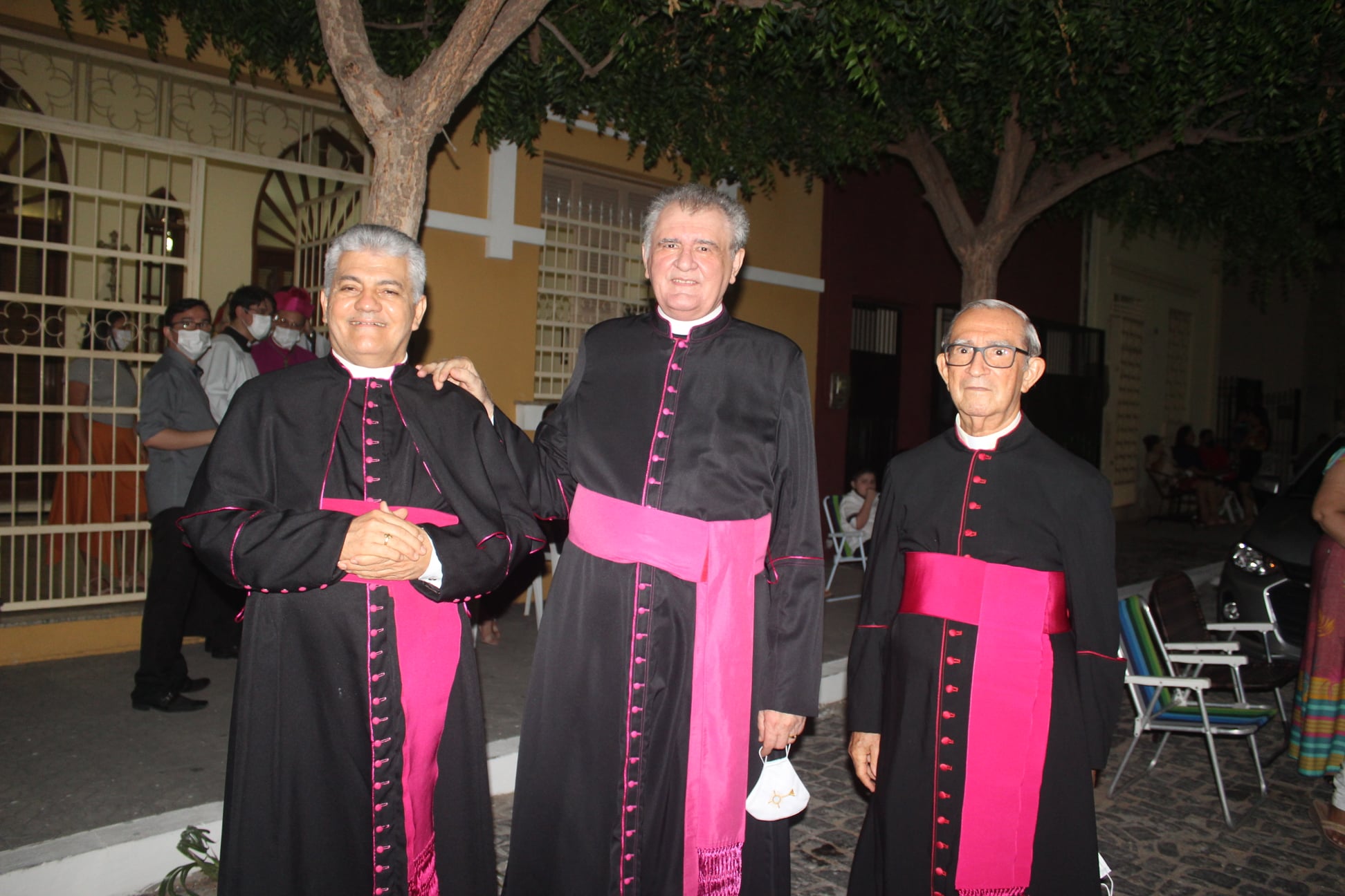 Mons. Rômulo (Esquerda), Mons. Timbó (Centro) e Mons. Gonçalo (Direita). Créditos: PASCOM Paróquia de São Manuel