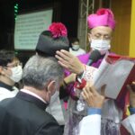 Dom Vasconcelos impõe o barrete sobre Mons. Timbó. Créditos: PASCOM Paróquia de São Manuel