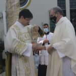Monsenhor Timbó reveste o Diácono Francisco Eduardo. Créditos: PASCOM Paróquia de São Manuel