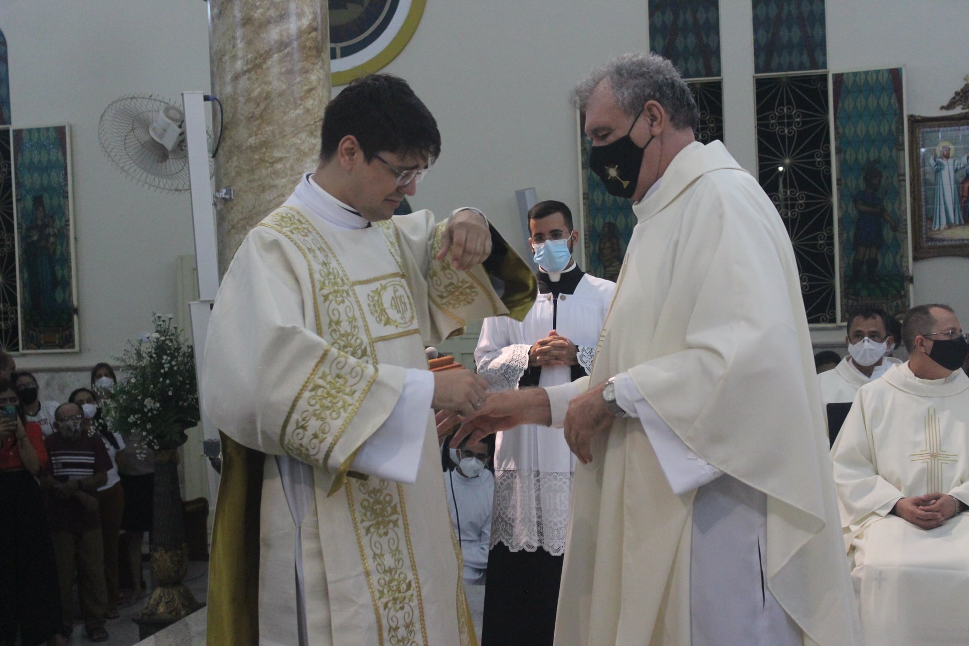 Monsenhor Timbó reveste o Diácono Francisco Eduardo. Créditos: PASCOM Paróquia de São Manuel