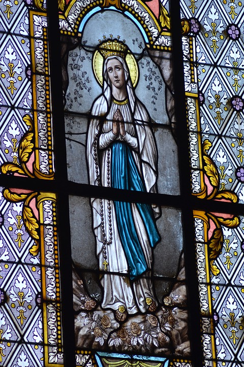 Vitral de Nossa Senhora de Lourdes. Créditos: Pixabay