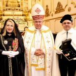 Lugar-Tenente Isis Penido (à esquerda), Grão-Prior Dom Orani Tempesta (ao Centro) e Comendador José Luís Lira (à direita). Créditos: Ordem Equestre do Santo Sepulcro.