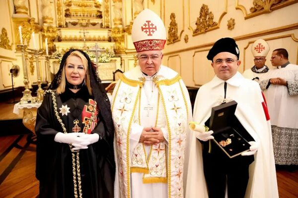 Lugar-Tenente Isis Penido (à esquerda), Grão-Prior Dom Orani Tempesta (ao Centro) e Comendador José Luís Lira (à direita). Créditos: Ordem Equestre do Santo Sepulcro.