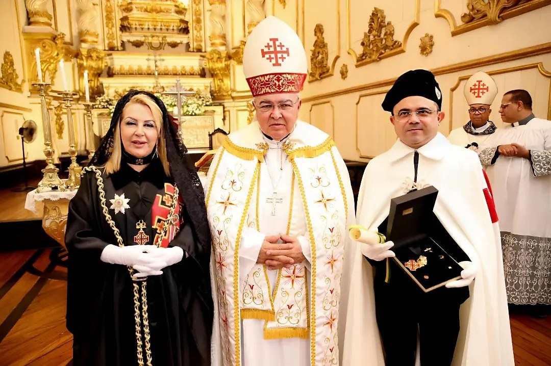 Lugar-Tenente Isis Penido (à esquerda), Grão-Prior Dom Orani Tempesta (ao Centro) e Comendador José Luís Lira (à direita). Créditos: Ordem Equestre do Santo Sepulcro.