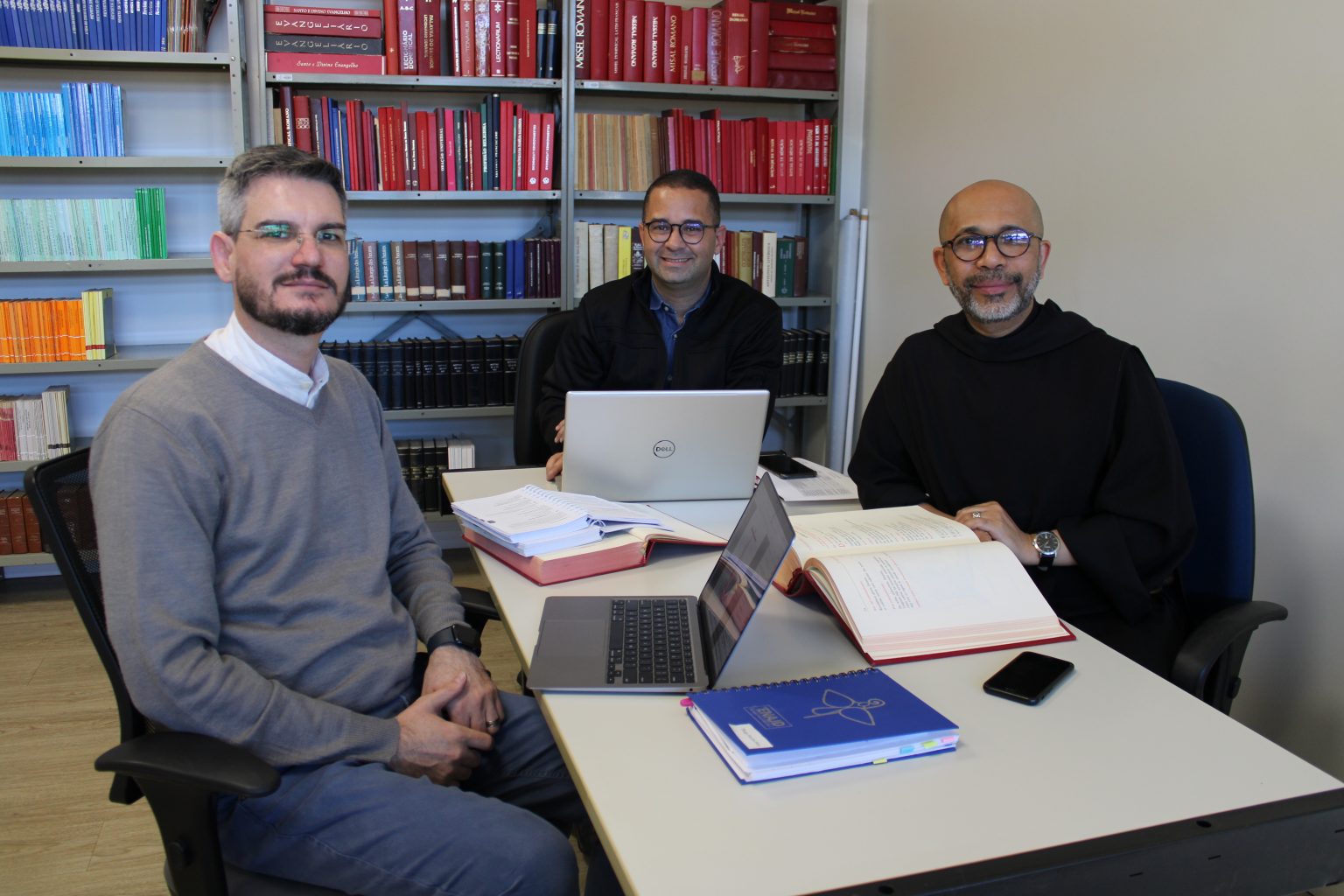 Peritos trabalham em livro para ajudar na recepção do missal romano. | Fotos: Willian Bonfim/Ascom CNBB.