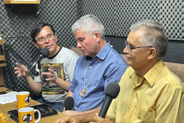 Alex Teófilo, Paulo Filho e Sr. Chico Monte durante o Cast da Líder. Créditos: Líder Web Rádio