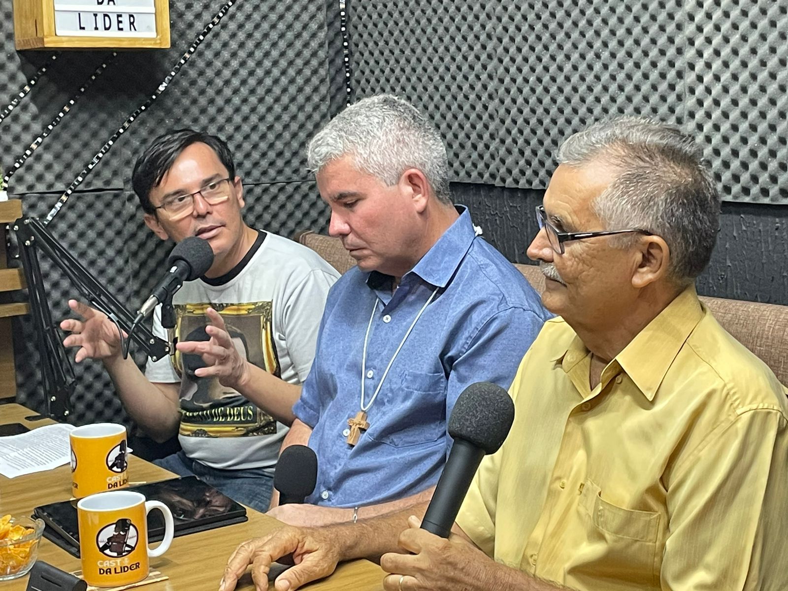 Alex Teófilo, Paulo Filho e Sr. Chico Monte durante o Cast da Líder. Créditos: Líder Web Rádio