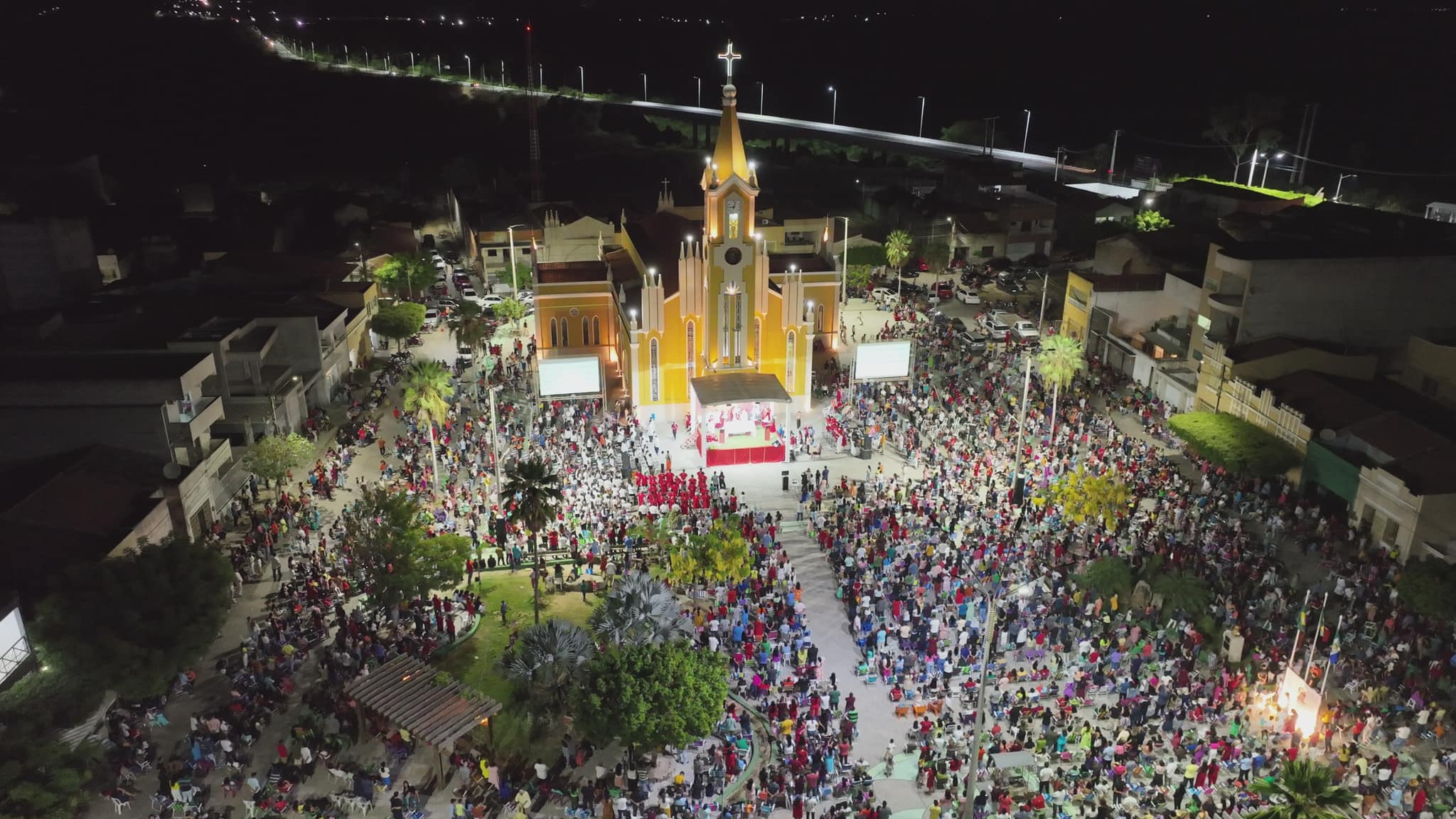 Foto: Edigley – Adro da igreja matriz de São Manuel