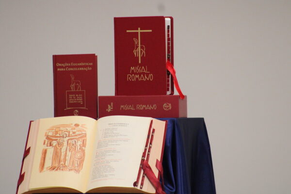 Novo Missal Romano. Créditos: CNBB