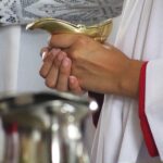 Coroinha segurando naveta. Créditos: Fotografia Religiosa