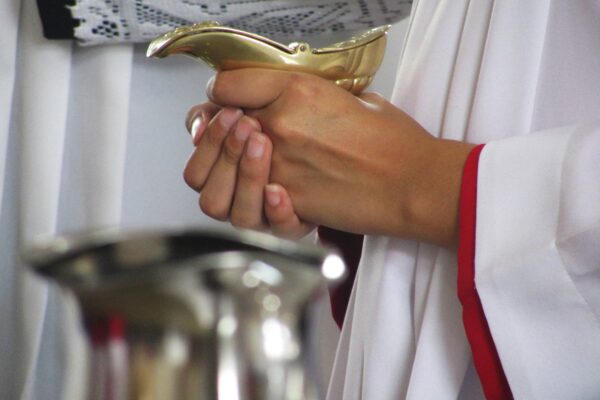 Coroinha segurando naveta. Créditos: Fotografia Religiosa