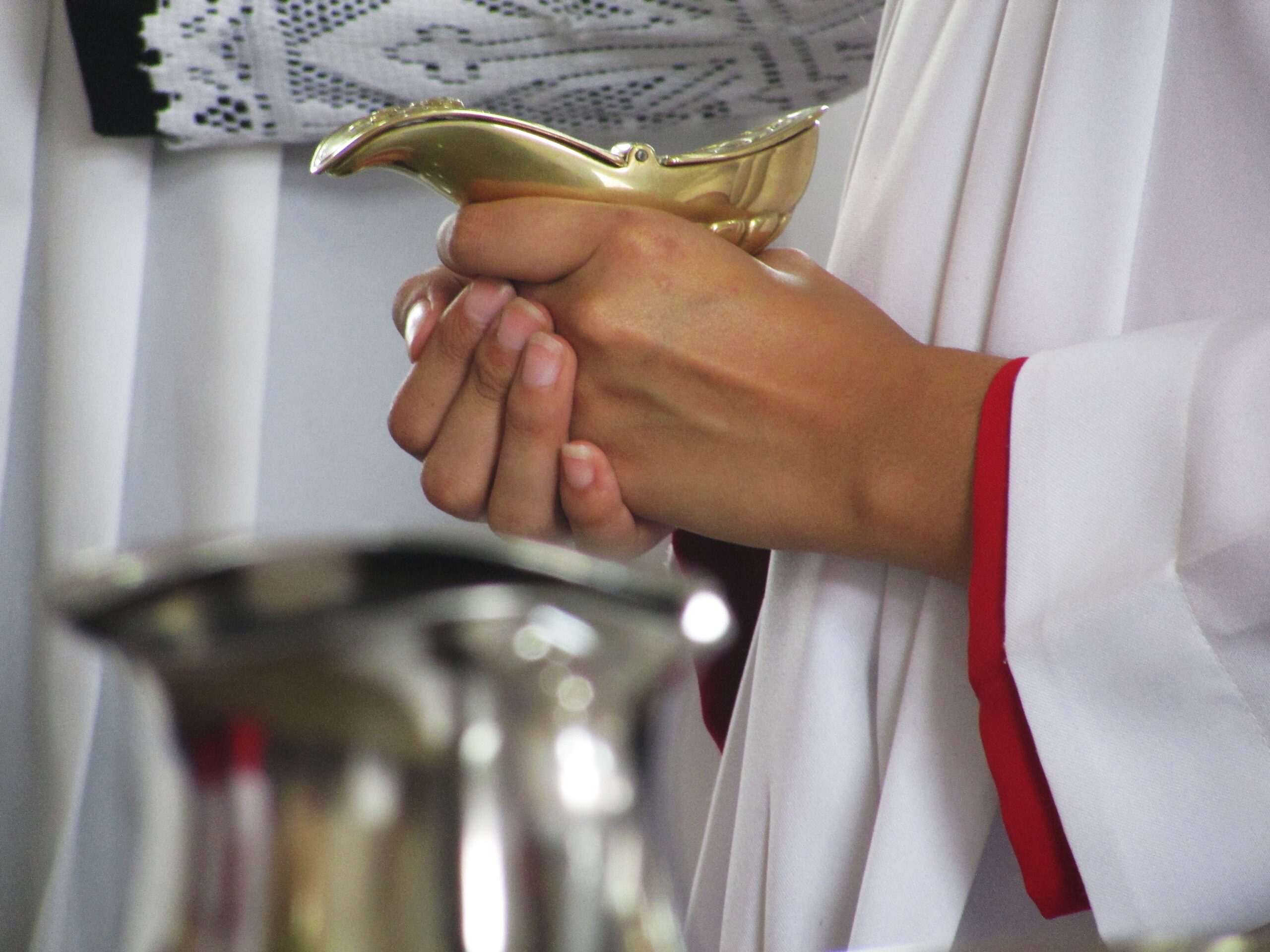 Coroinha segurando naveta. Créditos: Fotografia Religiosa