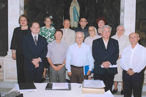 Participantes da Sessão de fundação da ABRHAGI (esquerda para a direita): Na frente: José Olavo Rodrigues, Paulo Mindello, Horácio Dídimo, Francisco Barbosa Filho, Mantovanni Collares. Atrás: Irmã Francileide Bezerril, Matusahila Santiago, Irmã Elisabeth Silveira, José Luis Lira, Dom José Bezerra Coutinho, Gizela Nunes da Costa e Norma Maia Soares. Créditos: Abrhagi