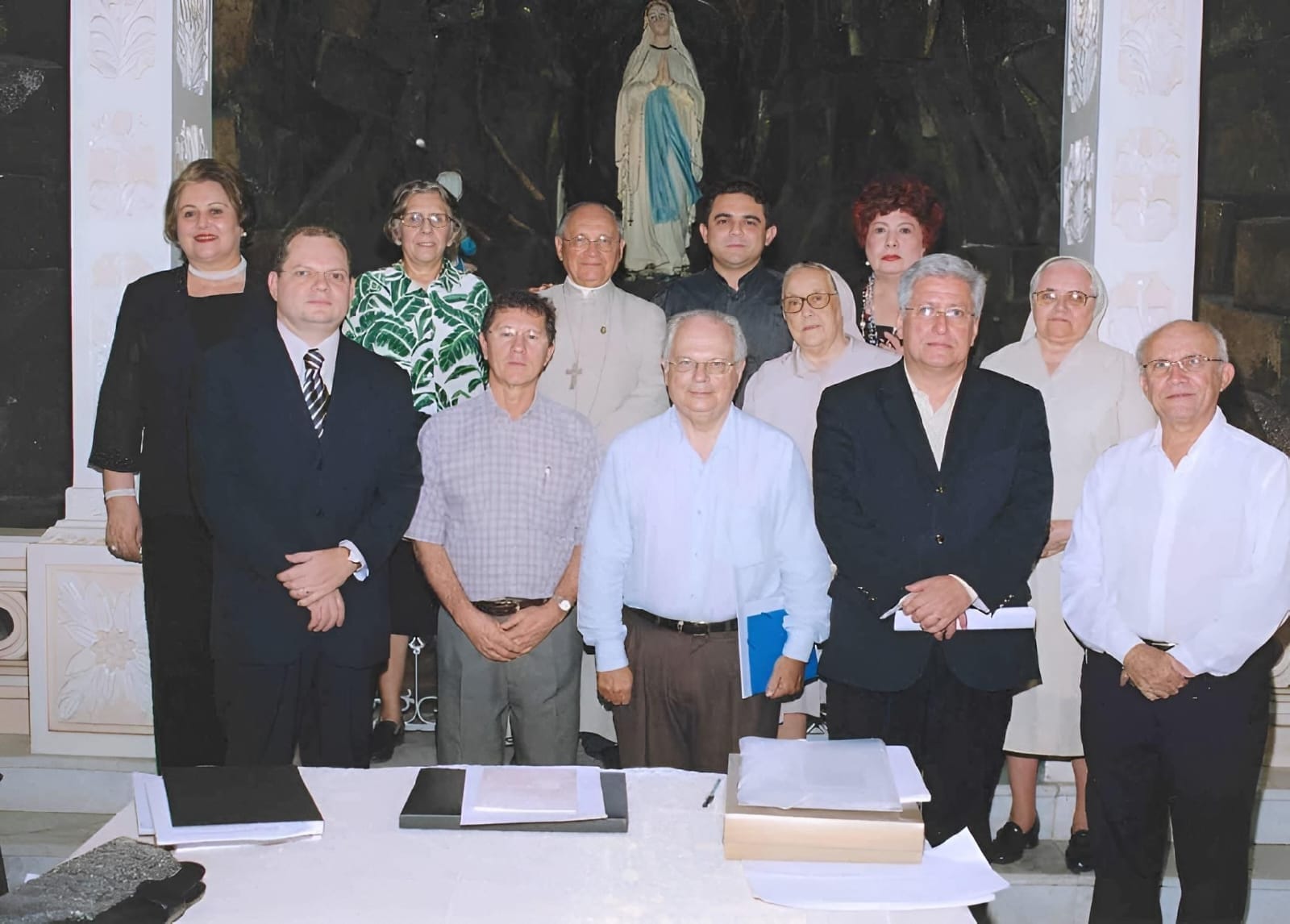 Participantes da Sessão de fundação da ABRHAGI (esquerda para a direita): Na frente: José Olavo Rodrigues, Paulo Mindello, Horácio Dídimo, Francisco Barbosa Filho, Mantovanni Collares. Atrás: Irmã Francileide Bezerril, Matusahila Santiago, Irmã Elisabeth Silveira, José Luis Lira, Dom José Bezerra Coutinho, Gizela Nunes da Costa e Norma Maia Soares. Créditos: Abrhagi