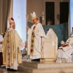 Dom Gregório Paixão recebe báculo de Dom José Antônio. Créditos: Arquidiocese de Fortaleza