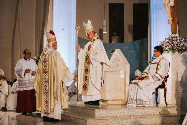 Dom Gregório Paixão recebe báculo de Dom José Antônio. Créditos: Arquidiocese de Fortaleza