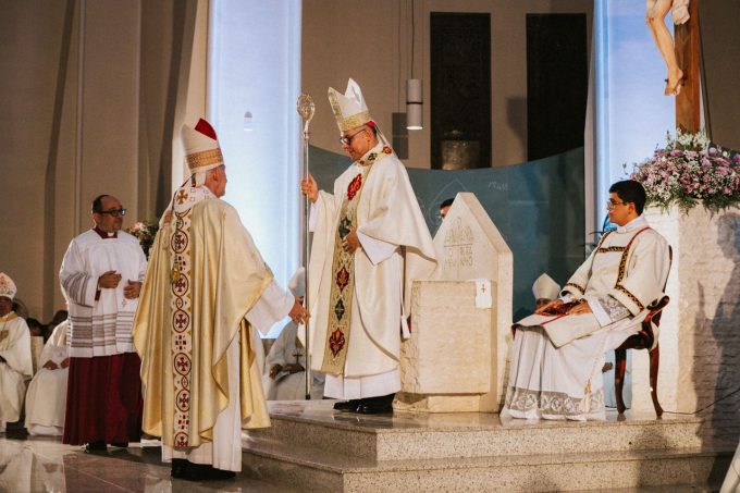 Dom Gregório Paixão recebe báculo de Dom José Antônio. Créditos: Arquidiocese de Fortaleza