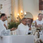 Padre Espedito durante a Oração Eucarística. Créditos: PASCOM da Paróquia de São Manuel
