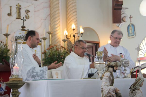 Padre Espedito durante a Oração Eucarística. Créditos: PASCOM da Paróquia de São Manuel