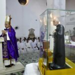 Imagem e Relíquia do Beato Tiago Alberione, durante celebração presidida por Dom Vasconcelos. Créditos: Diocese de Sobral