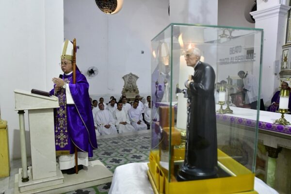 Imagem e Relíquia do Beato Tiago Alberione, durante celebração presidida por Dom Vasconcelos. Créditos: Diocese de Sobral