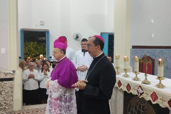 Monsenhor Agnaldo recebe as insígnias episcopais. Créditos: Diocese de Sobral
