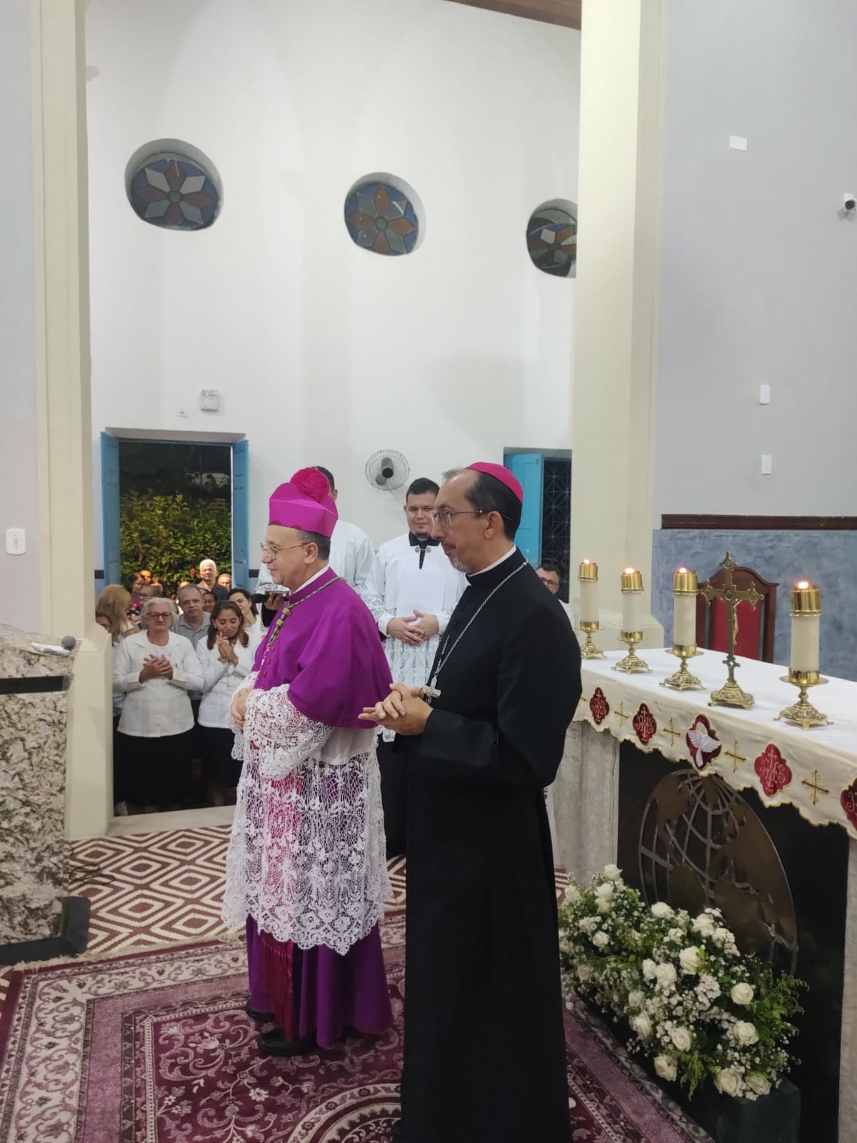 Monsenhor Agnaldo recebe as insígnias episcopais. Créditos: Diocese de Sobral