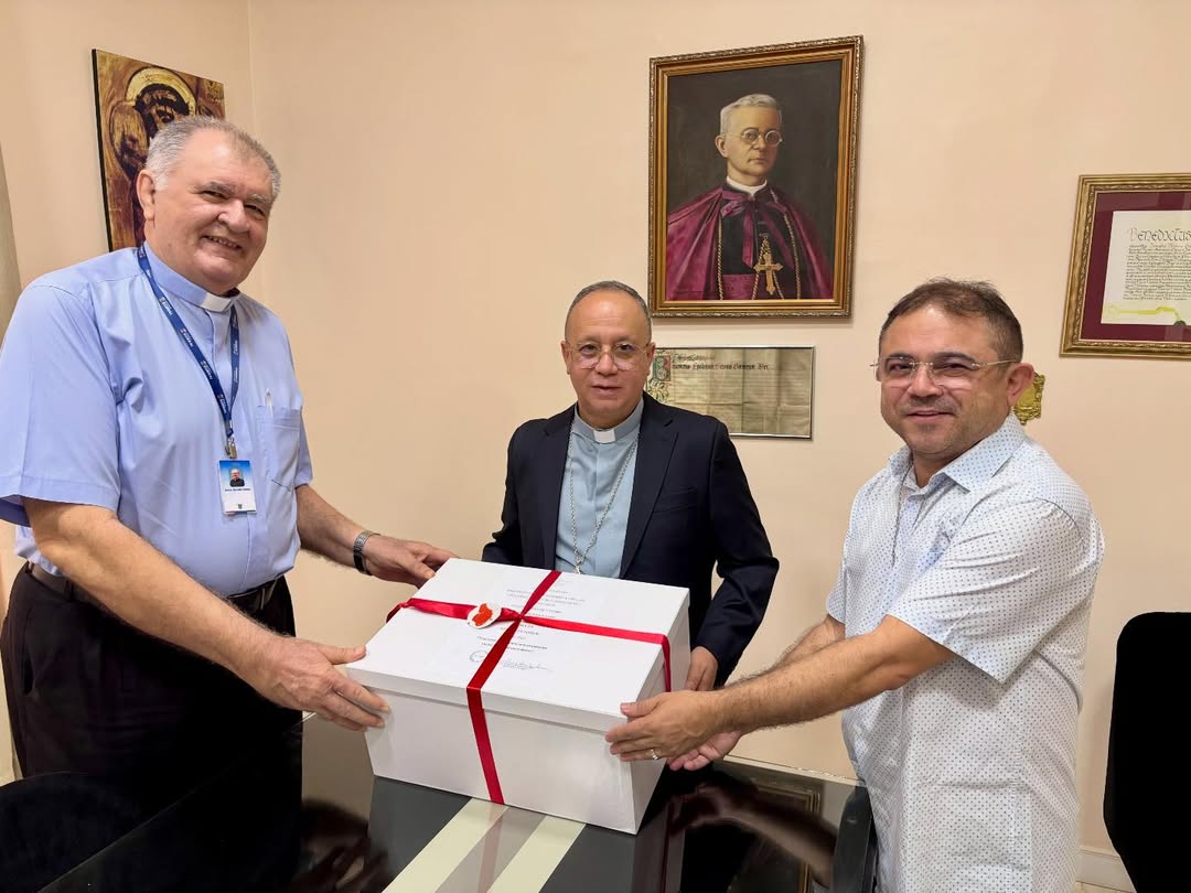 Monsenhor Nonato Timbó e Dr. Luís Lira entregam exemplar do inquérito diocesano da Causa do Servo de Deus Waldir a Dom Vasconcelos. Créditos: Prof. José Luís Lira